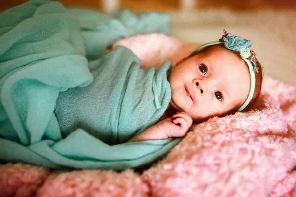 Bébé fille dans le lit — Photo