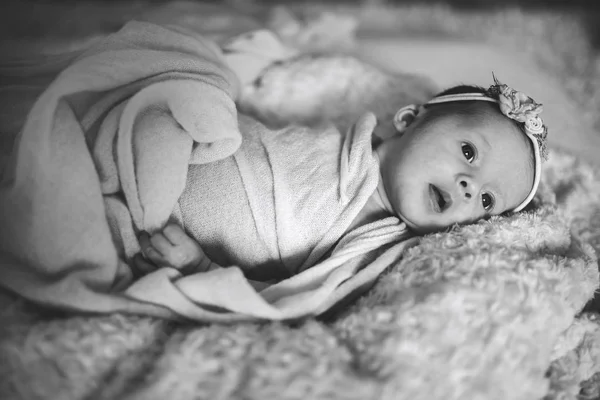 Bébé fille dans le lit — Photo