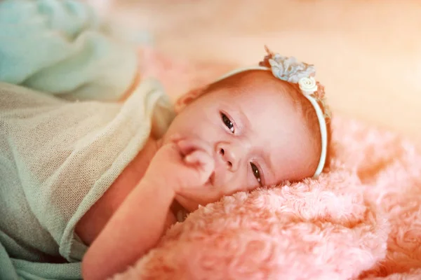 Pouco bonito bebê recém-nascido menina — Fotografia de Stock