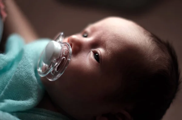 生まれたばかりの小さな赤ちゃん女の子 — ストック写真