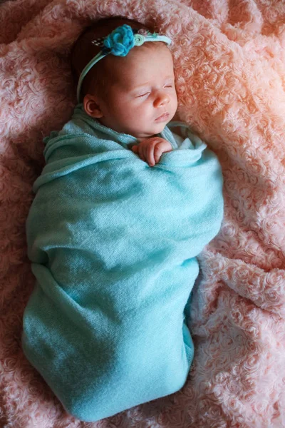 Mignon nouveau-né bébé fille dormir — Photo