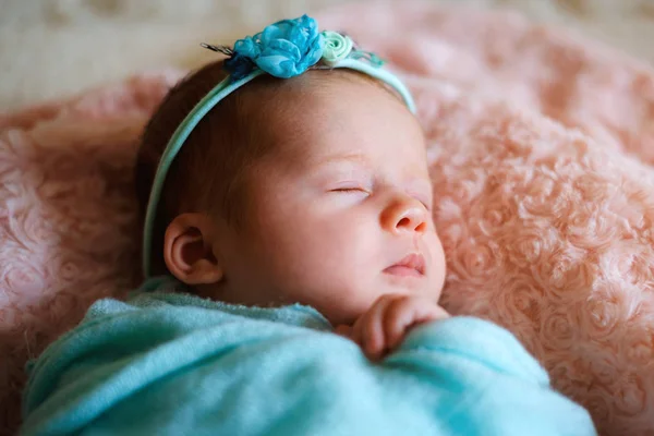 Niedliches neugeborenes Mädchen schläft — Stockfoto