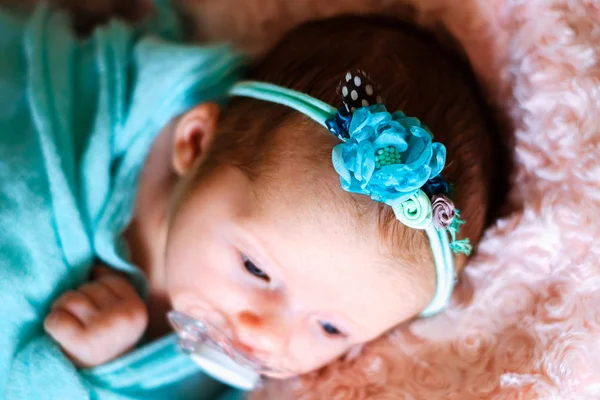 Pouco bonito bebê recém-nascido menina — Fotografia de Stock