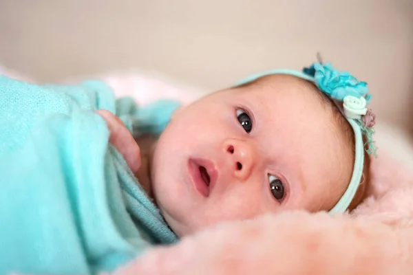 Pequeña linda niña recién nacida — Foto de Stock