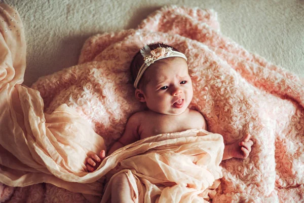 Pouco bonito bebê recém-nascido menina — Fotografia de Stock