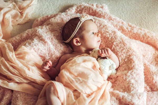 Pouco bonito bebê recém-nascido menina — Fotografia de Stock