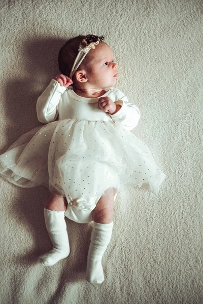 Kleine süße neugeborene Mädchen — Stockfoto