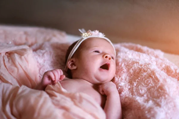 Маленькая милая новорожденная девочка — стоковое фото