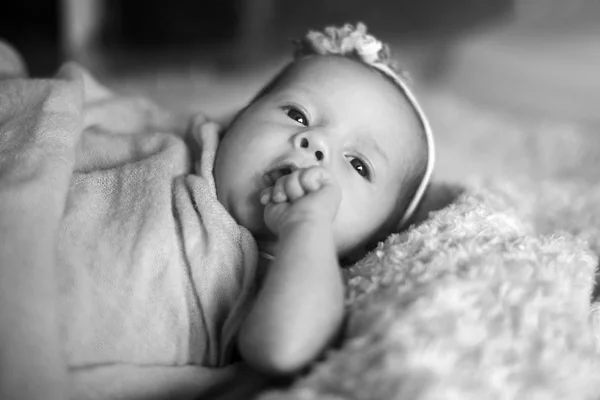 Новорожденная девочка на кровати — стоковое фото