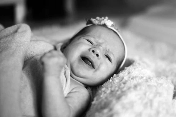 Новорожденная девочка на кровати — стоковое фото