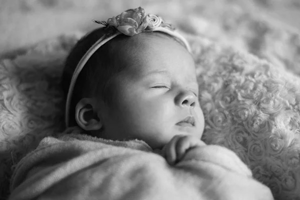 Noworodka dziewczynka na łóżku — Zdjęcie stockowe