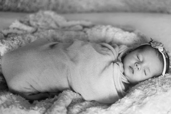 Nouveau-né bébé fille sur le lit — Photo