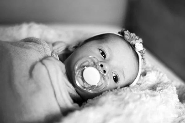 Νεογέννητο μωρό κορίτσι στο κρεβάτι — Φωτογραφία Αρχείου