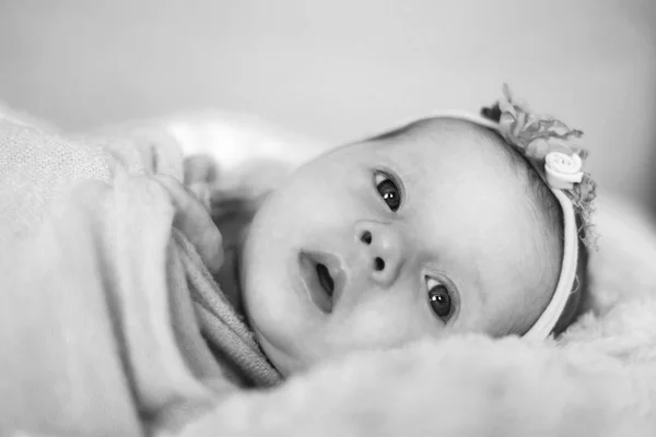Noworodka dziewczynka na łóżku — Zdjęcie stockowe
