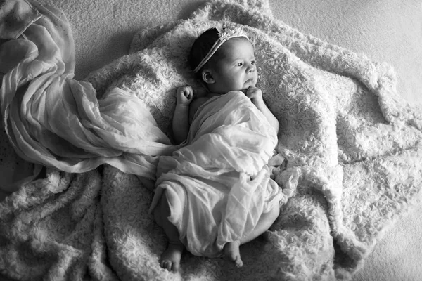 Новонароджена дівчинка на ліжку — стокове фото