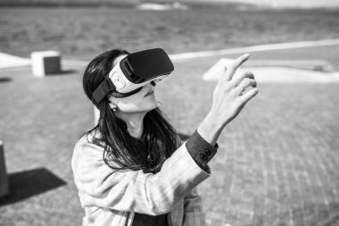 Güzel kız Vr camlar açık