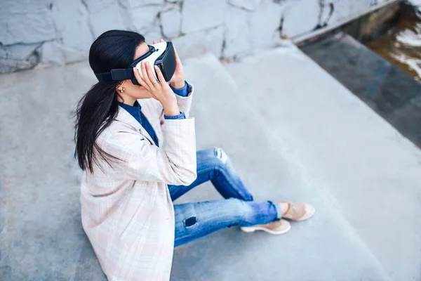 Jolie fille en plein air — Photo