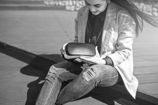 Bella ragazza all'aperto in VR occhiali — Foto Stock