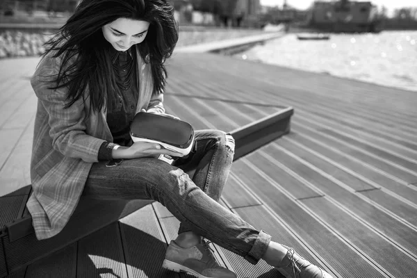 Menina bonita ao ar livre em óculos VR — Fotografia de Stock