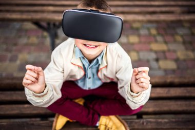 Sanal gerçeklik gözlüklü küçük çocuk 