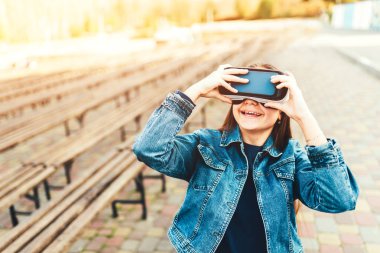 sanal gerçeklik gözlüklü genç kız