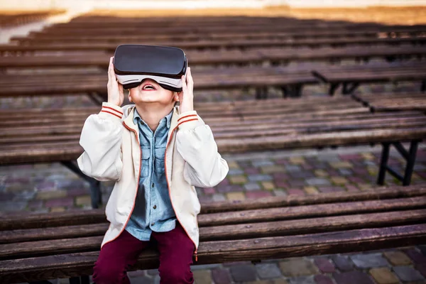 Menino em óculos de realidade virtual — Fotografia de Stock