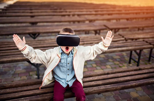 Kleiner Junge mit Virtual-Reality-Brille — Stockfoto