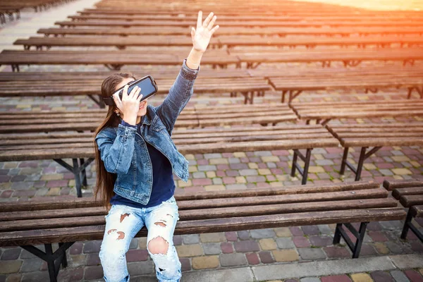 Ung flicka i virtuell verklighet glasögon — Stockfoto