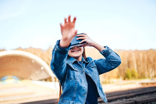 Ung flicka i virtuell verklighet glasögon — Stockfoto