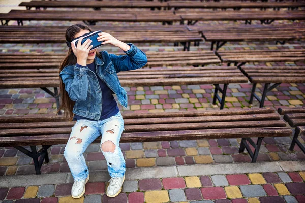 Девушка в очках виртуальной реальности — стоковое фото