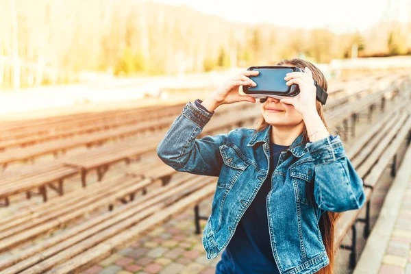 Junges Mädchen mit Virtual-Reality-Brille — Stockfoto
