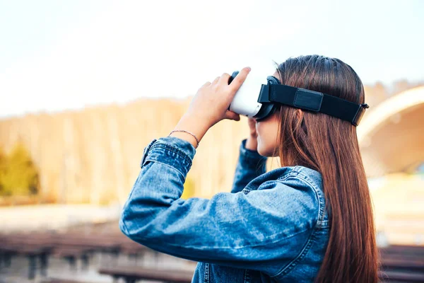 Young girl in virtual reality glasses — Stock Photo, Image