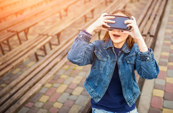 Chica joven en gafas de realidad virtual —  Fotos de Stock