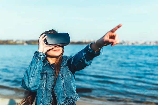 Jovem em óculos de realidade virtual — Fotografia de Stock