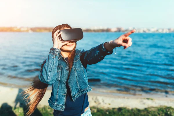Jovem em óculos de realidade virtual — Fotografia de Stock