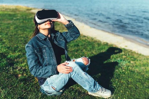 Jovem em óculos de realidade virtual — Fotografia de Stock