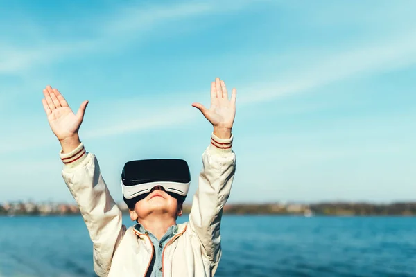 Menino em óculos de realidade virtual — Fotografia de Stock