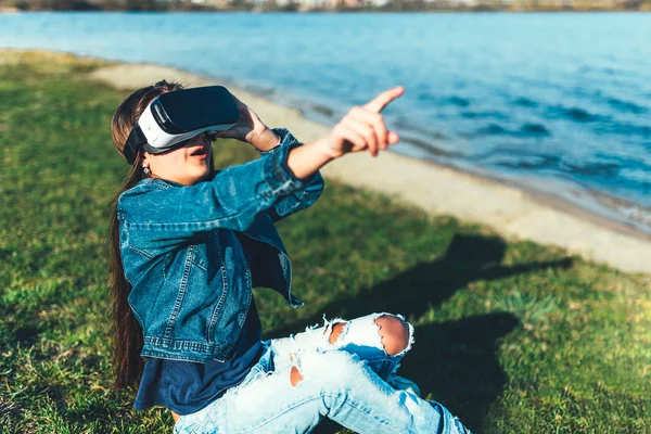 Νεαρό κορίτσι σε γυαλιά εικονικής πραγματικότητας — Φωτογραφία Αρχείου