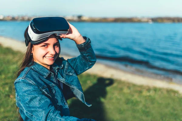 Junges Mädchen mit Virtual-Reality-Brille — Stockfoto