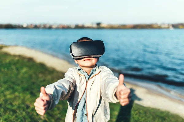 Menino em óculos de realidade virtual — Fotografia de Stock