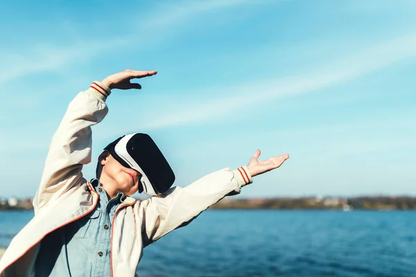 Liten pojke i virtual reality-glasögon — Stockfoto