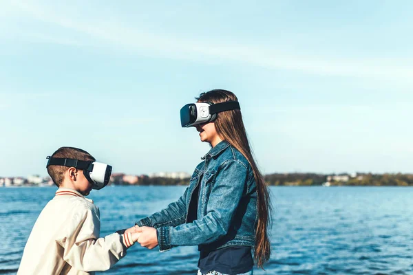 Sister with  brother playing in VR glasses — Stock Photo, Image