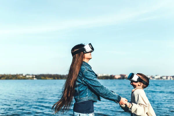 Irmã com irmão brincando em óculos VR — Fotografia de Stock