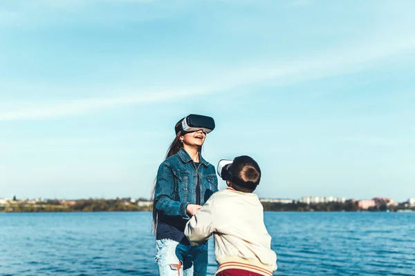 Irmã com irmão brincando em óculos VR — Fotografia de Stock