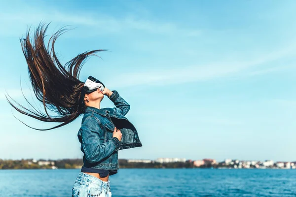 Ung flicka i virtuell verklighet glasögon — Stockfoto