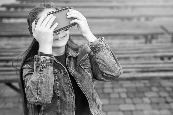 Chica joven en gafas de realidad virtual — Foto de Stock