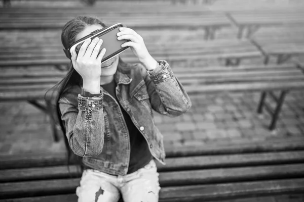 Chica joven en gafas de realidad virtual — Foto de Stock