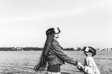 Kardeş Vr Gözlükte oynayan kardeşi ile