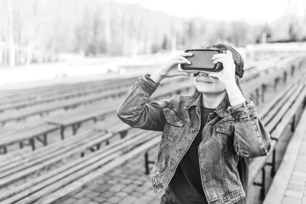 Young girl in virtual reality glasses — Stock Photo, Image