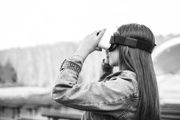 Chica joven en gafas de realidad virtual — Foto de Stock